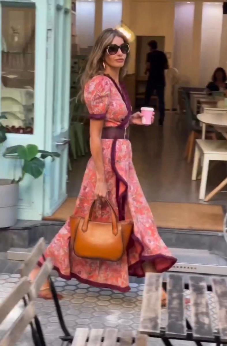 Vestido largo elegante con mangas cortas abullonadas y falda asimétrica